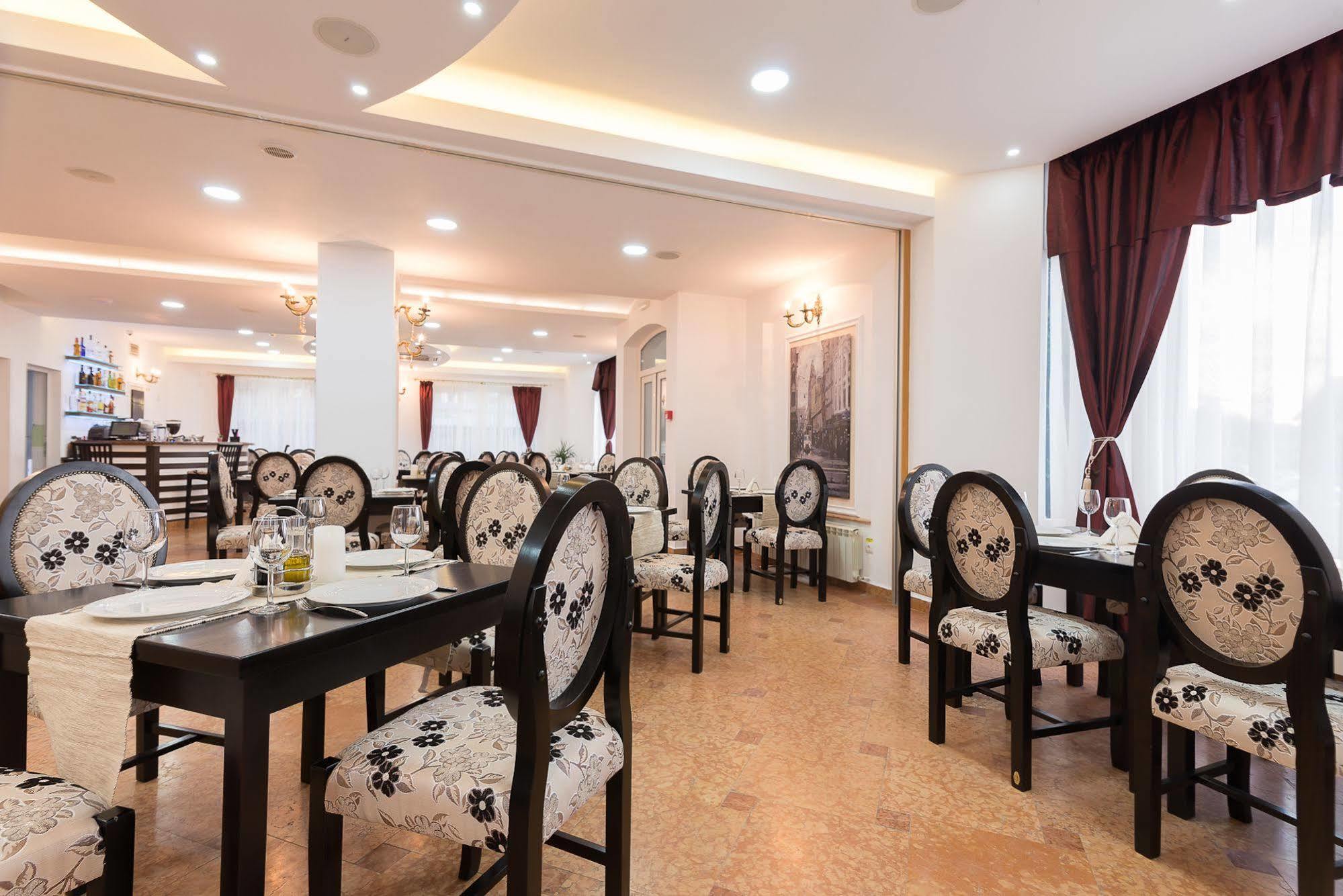 Hotel Athos R.M.T. Клуж-Напока Экстерьер фото