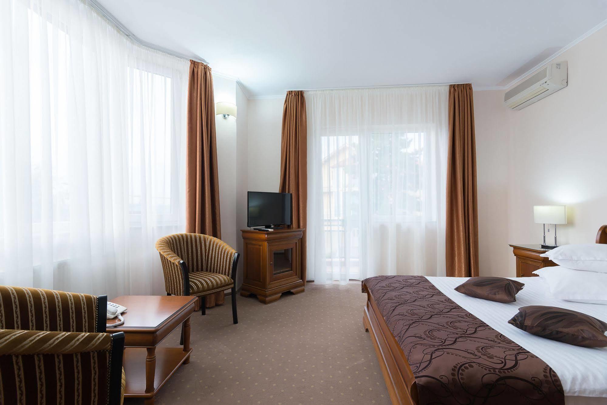 Hotel Athos R.M.T. Клуж-Напока Экстерьер фото