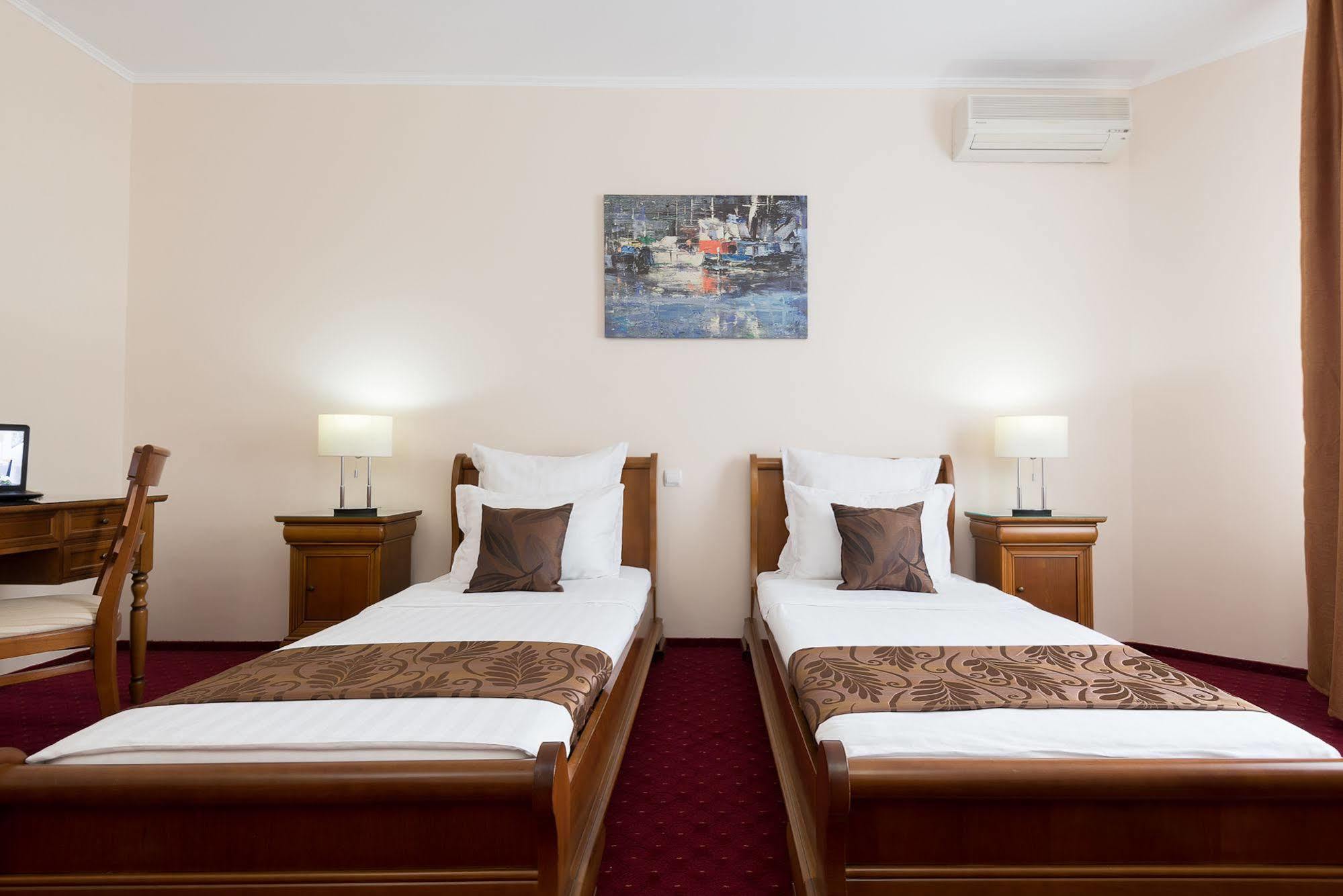 Hotel Athos R.M.T. Клуж-Напока Экстерьер фото
